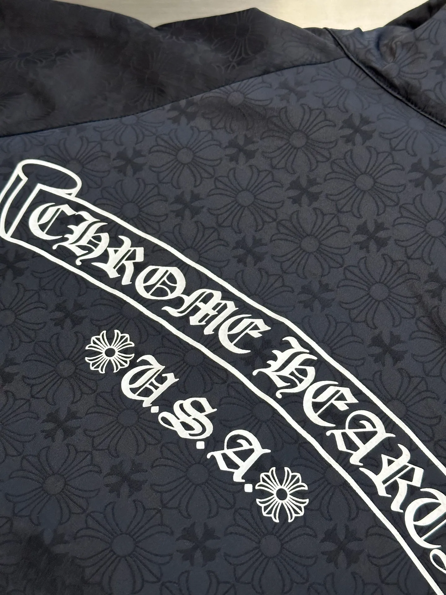 P630 Chrome Hearts Chrome Hearts printed dark pattern jacket. Customized phantom floral silk woven fabric, with obsidian black as the main tone, and the CH pattern covering the body, which comes from the brand's profound cultural heritage and quietly emerges in a looming manner.  Fabric jacquard technology, by weaving a full width on the fabric surface, CH dark jacquard texture technology, controls the interweaving method of warp and weft lines, and accurately controls the interweaving density and tension of yarns, making it more three-dimensional.  Glue printing is used. The printing is modified by the film screen three times. The glue liquid paint is used to print the pattern on the fabric, and the fabric is baked to fix the printed pattern.  Infrared positioning cutting machine achieves precise positioning of materials through infrared transmitters and infrared receivers. The accuracy can reach the micron level, thereby meeting the effect of high-precision cutting of alignment and strips size: s m l xl